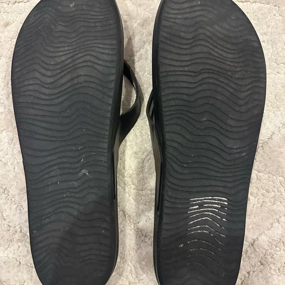 Reef Cushion Court Black Sandals! The cutest little flip flop 🩴 and so comfy! - Picture 3 of 5